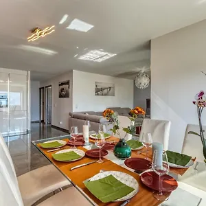 https://le-panorama-du-lac.hotels-rhonealpes.com